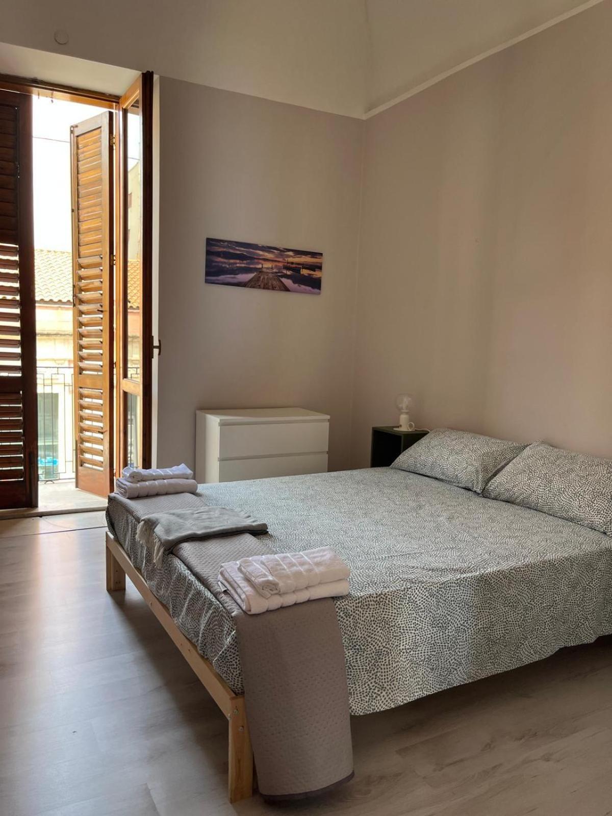 Bed & Breakfast La Sicula Atene House 200 Mt From Metro Giuffrida