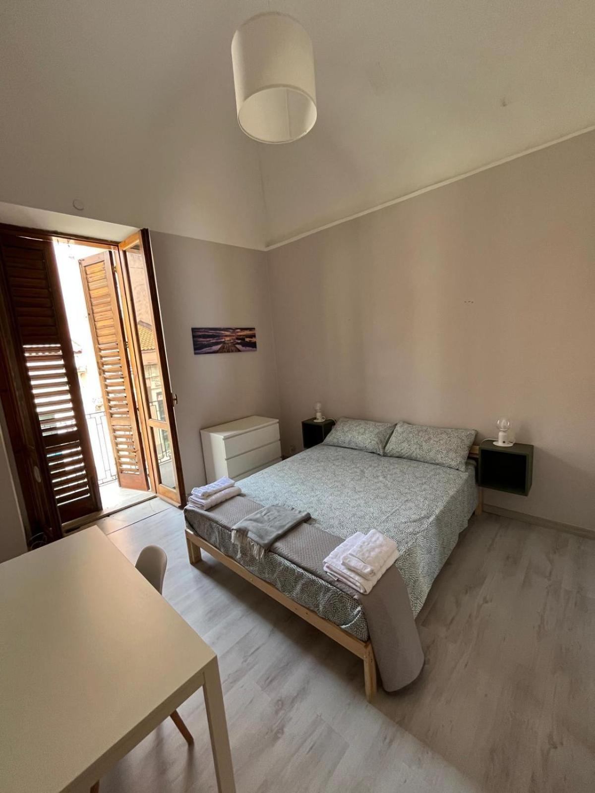 La Sicula Atene House 200 Mt From Metro Giuffrida Bed & Breakfast Aeroporto di Catania Fontana Rossa
